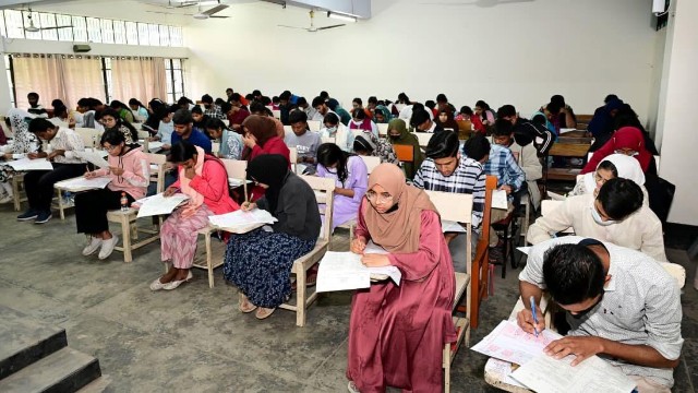 চবি কেন্দ্রে শান্তিপূর্ণভাবে ঢাবির ব্যবসায় শিক্ষা ইউনিটের ভর্তি পরীক্ষা সম্পন্ন